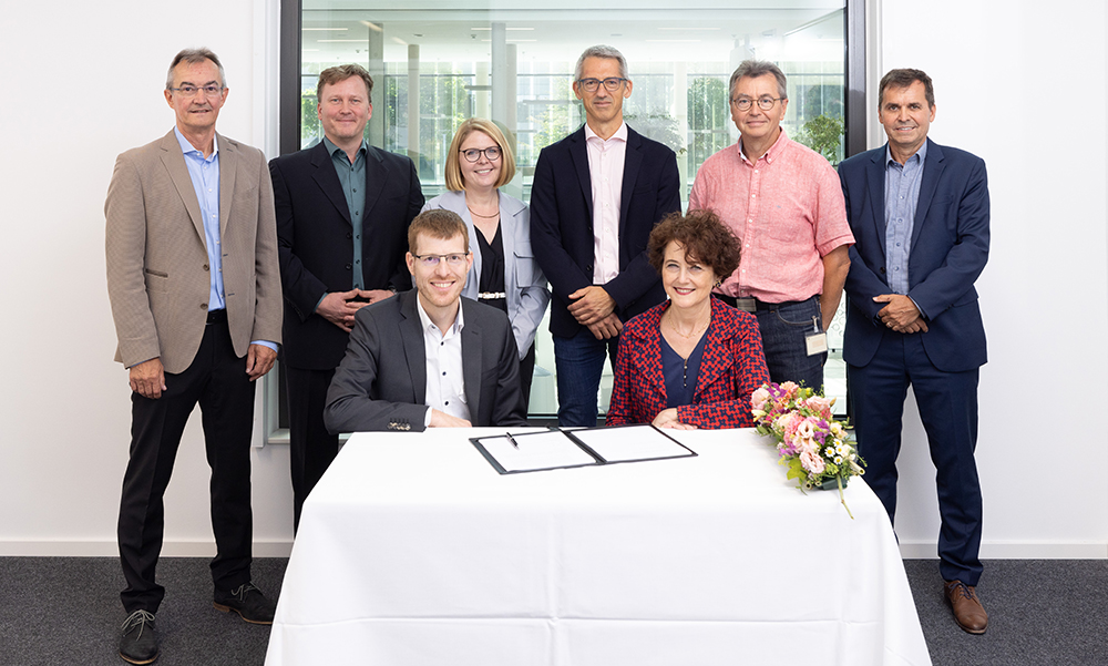 Michael Albiez (CEO, Carl Zeiss Microscopy) and Edith Heard (Director General EMBL) signing document about ZEISS-EMBL partnership